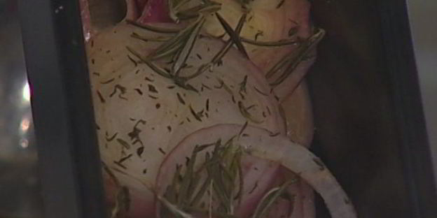 салат из груш с карамелизированным луком и миндалем