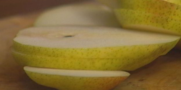 салат из груш с карамелизированным луком и миндалем