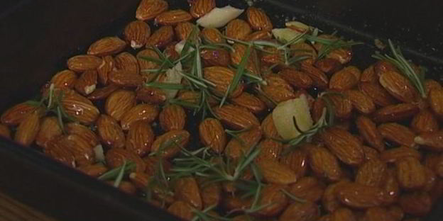 салат из груш с карамелизированным луком и миндалем