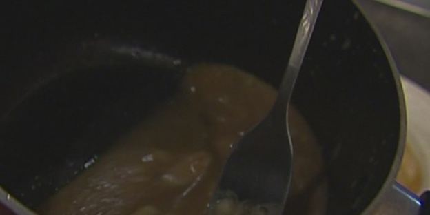 салат из груш с карамелизированным луком и миндалем