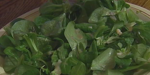 салат из груш с карамелизированным луком и миндалем