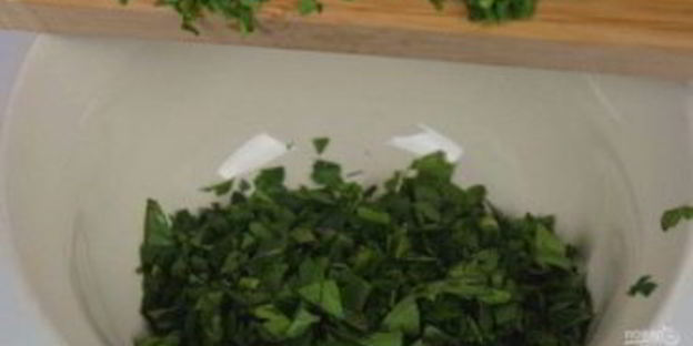 салат из кабачков под зеленой заправкой