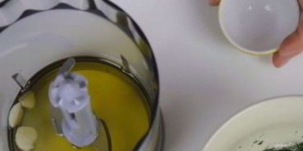 салат из кабачков под зеленой заправкой