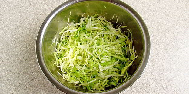 салат из капусты, перца и кукурузы