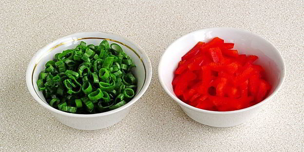 салат из капусты, перца и кукурузы