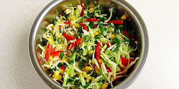 салат из капусты, перца и кукурузы