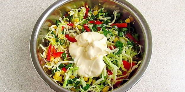 салат из капусты, перца и кукурузы