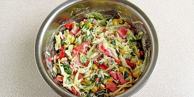 салат из капусты, перца и кукурузы