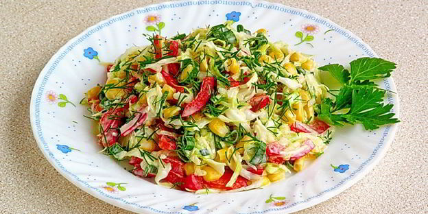 салат из капусты, перца и кукурузы