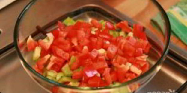 салат из кукурузы и сухариков