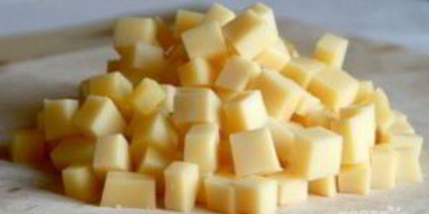 салат из кукурузы и сухариков