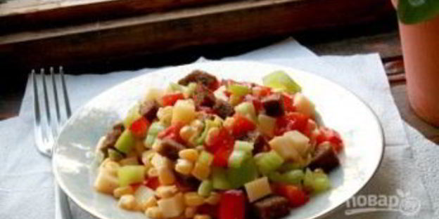 салат из кукурузы и сухариков