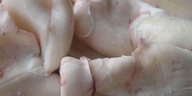 салат из маринованных кальмаров с красным перцем и апельсином