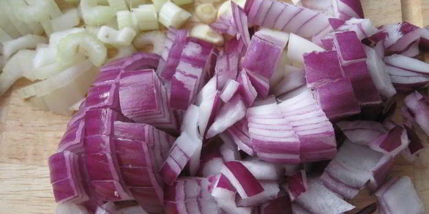 салат из маринованных кальмаров с красным перцем и апельсином