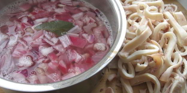 салат из маринованных кальмаров с красным перцем и апельсином