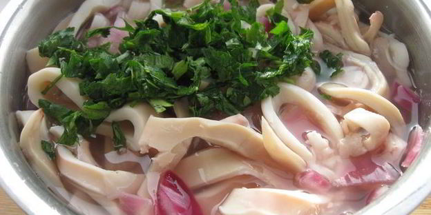 салат из маринованных кальмаров с красным перцем и апельсином