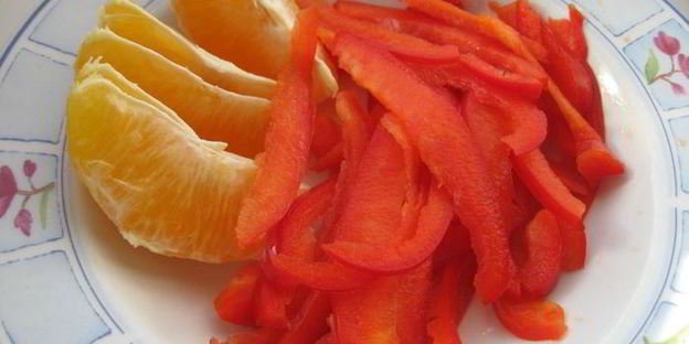 салат из маринованных кальмаров с красным перцем и апельсином