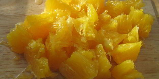 салат из маринованных кальмаров с красным перцем и апельсином