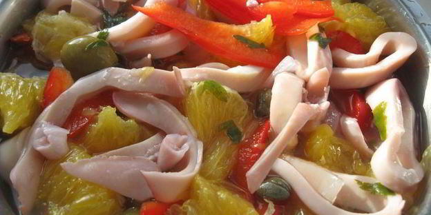 салат из маринованных кальмаров с красным перцем и апельсином