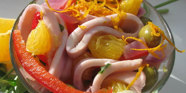 салат из маринованных кальмаров с красным перцем и апельсином