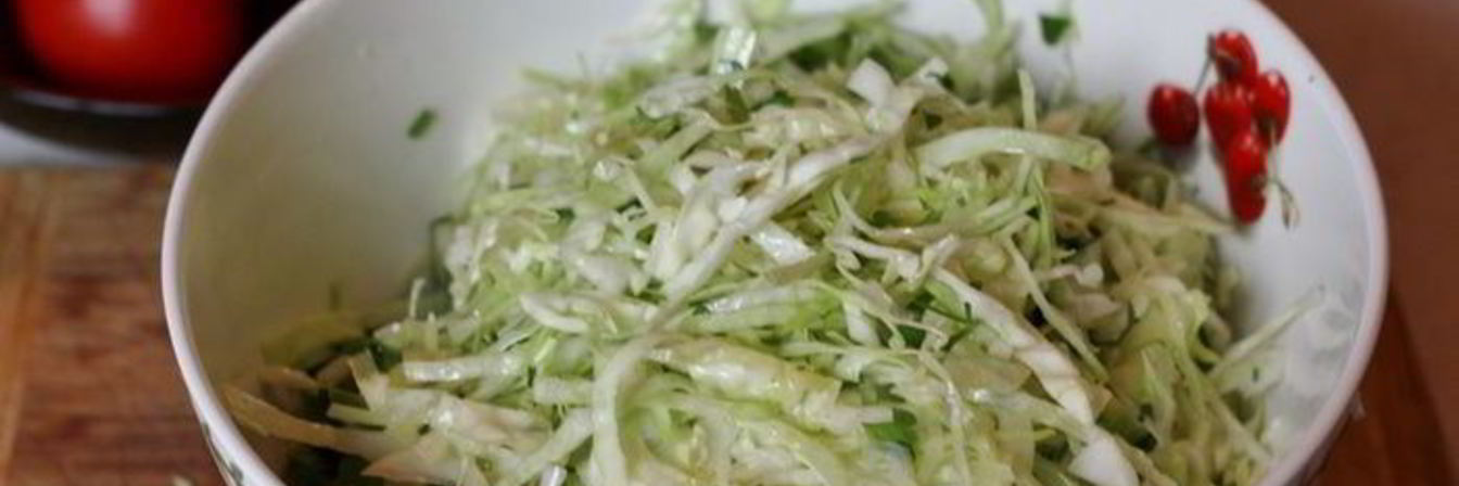 Салат из молодой капусты с огурцами