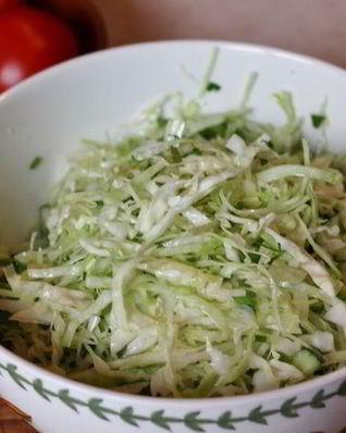 Салат из молодой капусты с огурцами