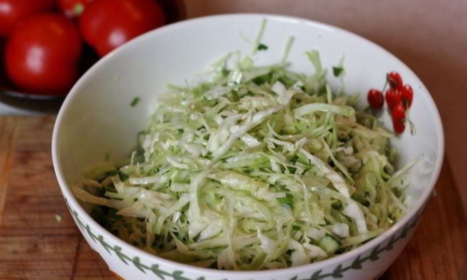 Рецепт салата из молодой капусты с огурцами