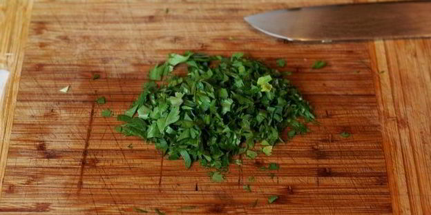 салат из молодой капусты с огурцами