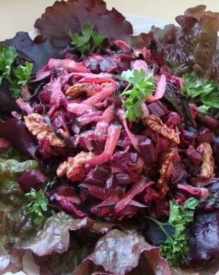 Салат из молодой свеклы с листвой