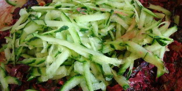 салат из молодой свеклы с листвой