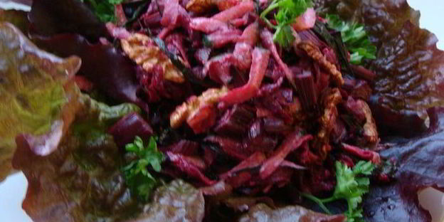 салат из молодой свеклы с листвой