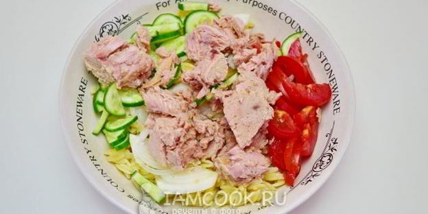 салат из пасты орзо и консервированного тунца