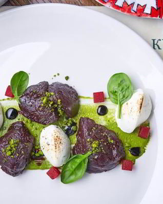 Салат из печеной свеклы с тихвинским сыром и лесными орехами