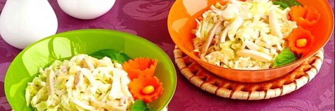 Салат из пекинской капусты, кальмаров и лука
