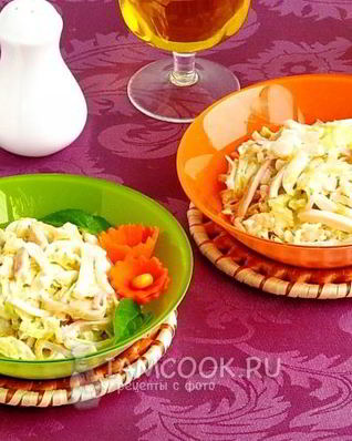 Салат из пекинской капусты, кальмаров и лука
