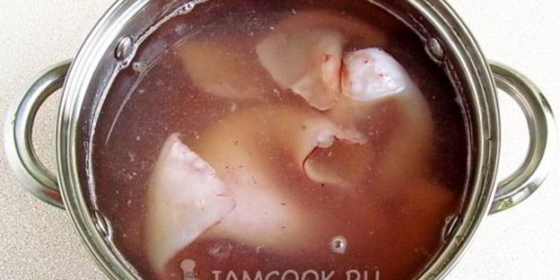 салат из пекинской капусты, кальмаров и лука