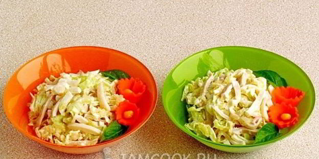 салат из пекинской капусты, кальмаров и лука