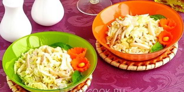 салат из пекинской капусты, кальмаров и лука