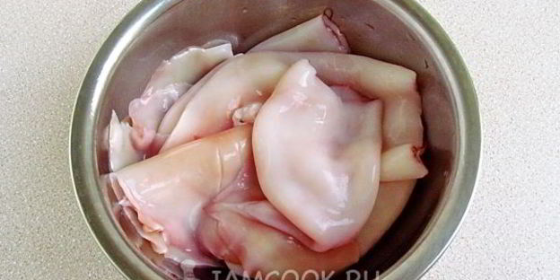 салат из пекинской капусты, кальмаров и лука