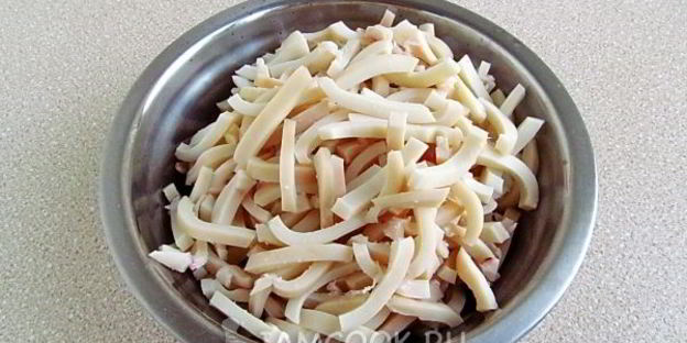 салат из пекинской капусты, кальмаров и лука