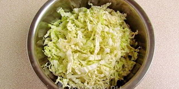 салат из пекинской капусты, кальмаров и лука