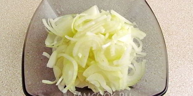 салат из пекинской капусты, кальмаров и лука