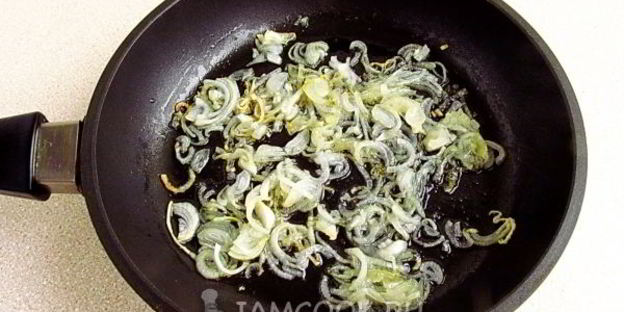 салат из пекинской капусты, кальмаров и лука