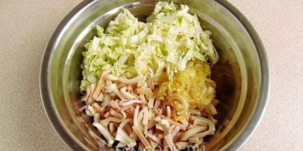 салат из пекинской капусты, кальмаров и лука