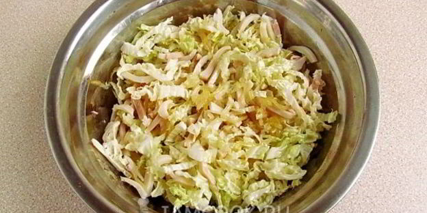 салат из пекинской капусты, кальмаров и лука