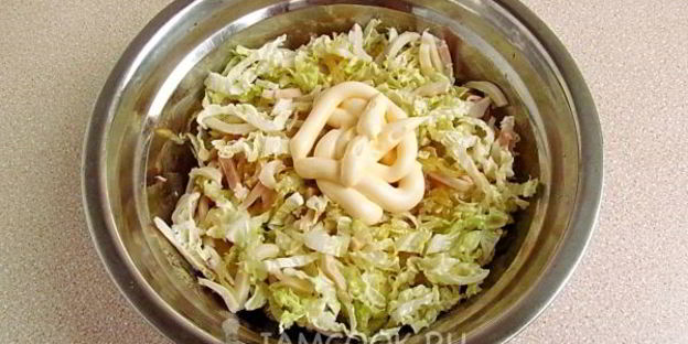 салат из пекинской капусты, кальмаров и лука