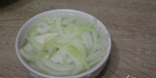 салат из пекинской капусты с сервелатом и кукурузой