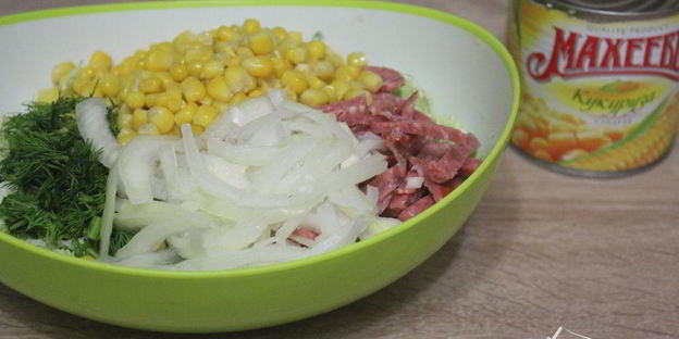 салат из пекинской капусты с сервелатом и кукурузой