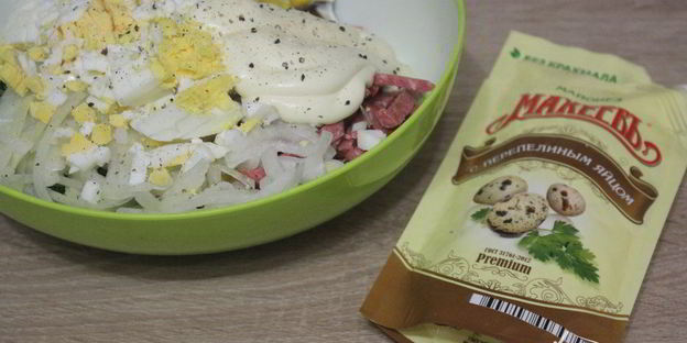 салат из пекинской капусты с сервелатом и кукурузой