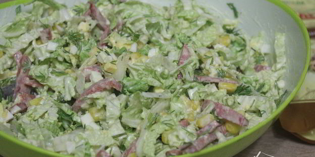 салат из пекинской капусты с сервелатом и кукурузой